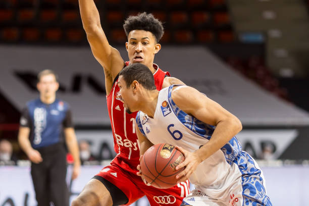 显示出他在 显示出他在